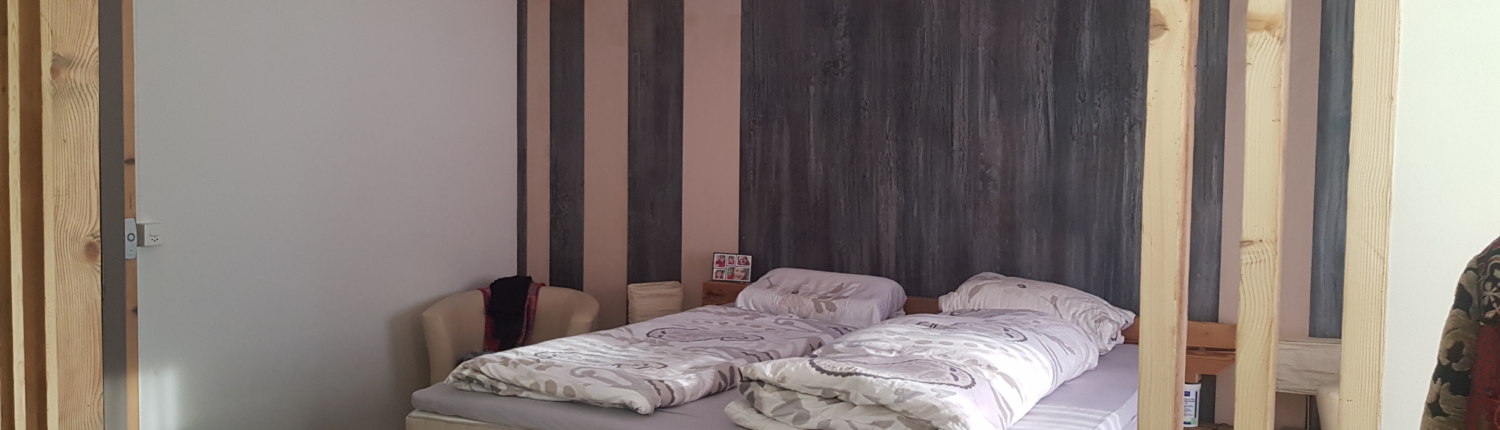 Schlafzimmer mit dekorativen Wänden Schlafzimmer mit dekorativen Wänden