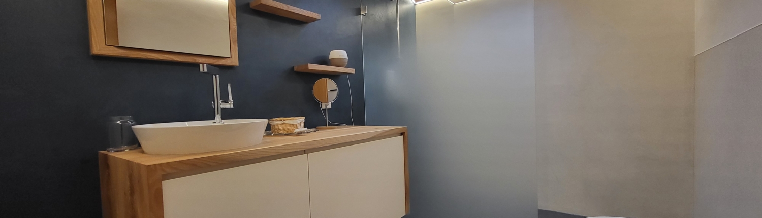 Modernes Bad, dekorative Wände Modernes Bad, dekorative Wände